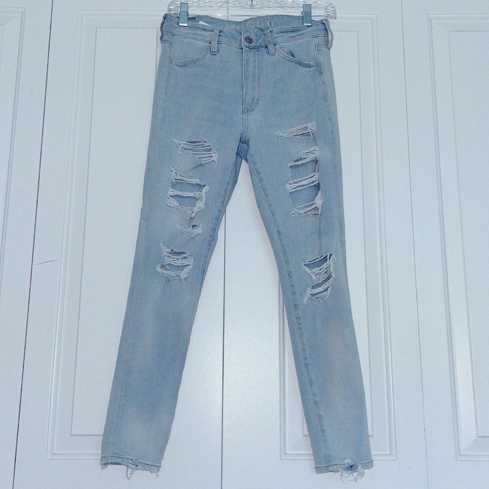 AMERICAN EAGLE™ LIGHT WASH RIPPED JEANS
